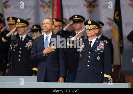 Le président américain Barack Obama se tient avec le Lieutenant-général Robert Caslen durant l'hymne national avant d'avoir l'ouverture face à la remise des diplômes à l'Académie militaire des États-Unis, le 28 mai 2014 à West Point, New York. Banque D'Images