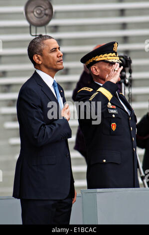 Le président américain Barack Obama se tient avec le Lieutenant-général Robert Caslen durant l'hymne national avant d'avoir l'ouverture face à la remise des diplômes à l'Académie militaire des États-Unis, le 28 mai 2014 à West Point, New York. Banque D'Images