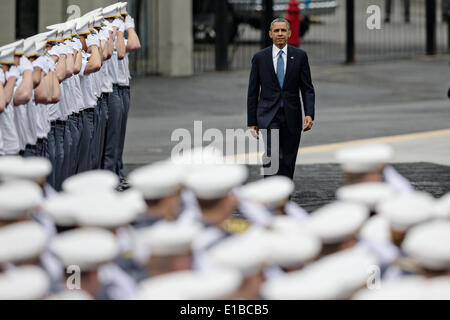 Le président américain Barack Obama passe cadets lorsqu'il entrera dans l'Stade Michie pour donner l'adresse de début lors d'une cérémonie à l'Académie militaire des États-Unis, le 28 mai 2014 à West Point, New York. Banque D'Images