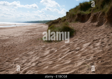 Banc de sable sur le bord d'Omaha Beach où les troupes américaines à l'abri du feu de mitrailleuses, Normandie Banque D'Images