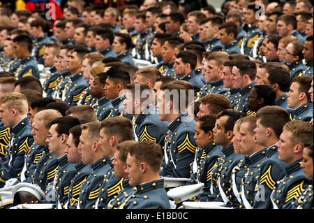 Cadets à l'Académie militaire américaine en pleine parade dress écouter le président Obama de donner l'adresse de début lors d'une cérémonie le 28 mai 2014 à West Point, New York. Plus de 1 000 cadets de la classe de 2014 ont reçu leurs diplômes en stade Michie et ont été commandées sous-lieutenants de l'armée américaine. Banque D'Images