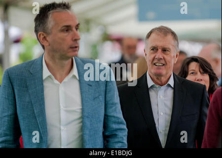 Hay on Wye, Powys, Wales, UK . 29 mai 2014. Sur la photo : Ancien légendes du football Alan Smith et Sir Geoff Hurst à Hay Re : Le Hay Festival, Hay on Wye, Powys, Pays de Galles, Royaume-Uni. Credit : D Legakis/Alamy Live News Banque D'Images