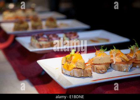 De petites portions de nourriture ou des tapas dans un restaurant. Santander, Cantabria, Espagne, Europe. Banque D'Images