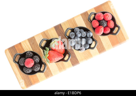 Un assortiment de fruits rouges mûres bleuets plats bols ramequins mixte Framboises Fraises antioxydants des hors-d'automne Banque D'Images