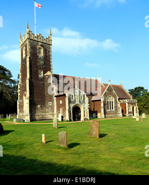 L'église paroissiale de Sandringham, Norfolk, Angleterre Royaume-uni battant pavillon de Saint Georges, Saint George's drapeaux anglais médiéval églises Banque D'Images