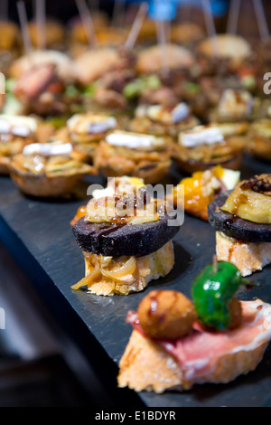 De petites portions de nourriture ou des tapas dans un restaurant. Santander, Cantabria, Espagne, Europe. Banque D'Images