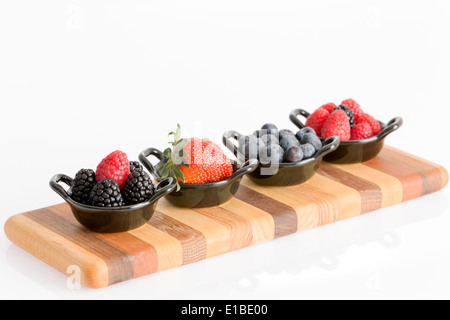 De savoureux hors-d'automne fraîche des baies dans des plats en céramique avec des bleuets, fraises, framboises, mûres Banque D'Images