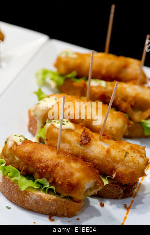 De petites portions de nourriture ou des tapas dans un restaurant. Santander, Cantabria, Espagne, Europe. Banque D'Images