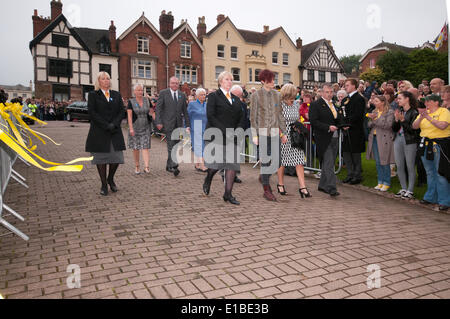 Lichfield, dans le Staffordshire, au Royaume-Uni. 29 mai 2014. Stephen Sutton's family arrivant à la Cathédrale de Lichfield Staffordshire en Angleterre pour une veillée à 19 h le jeudi 29 mai 2014 où il résidera pendant la nuit pour les membres du public pour rendre hommage avant d'aller à un enterrement. Stephen est décédé le 14 mai de 19ans de tumeurs du cancer colorectal après une montée de plus de 4 millions de livres pour le Teenage Cancer Trust charity Crédit : David Keith Jones/Alamy Live News Banque D'Images