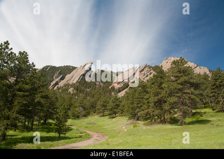 Vue sur le FERS, une formation rocheuse de grès, de Chautauqua Park à Boulder, Colorado USA Banque D'Images