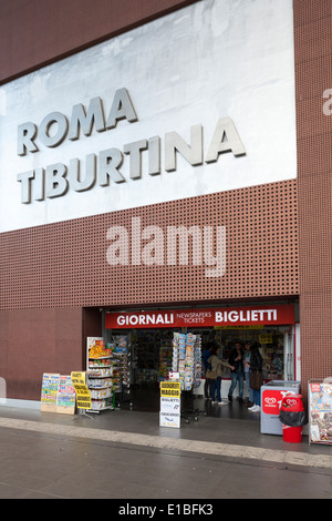 Les marchands de journaux et au ticket shop gare Tiburtina à Rome, Banque D'Images