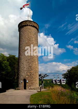 Perspective Tower et téléphériques sur les hauteurs d'Abraham une attraction touristique à Matlock Bath Angleterre Derbyshire Peak District Banque D'Images