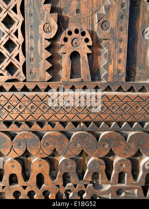 Close up detail de bois sculpté sur une porte marocaine Banque D'Images