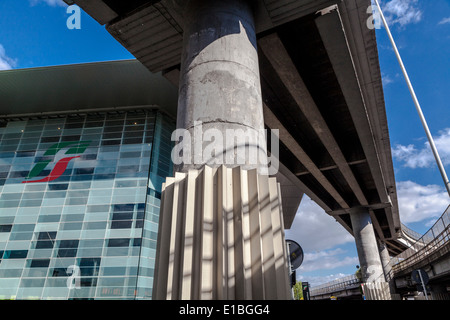 Vue extérieure de la gare ferroviaire de Tibertina à Rome. Le nouveau terminus des trains pour passer à travers à Rome Banque D'Images