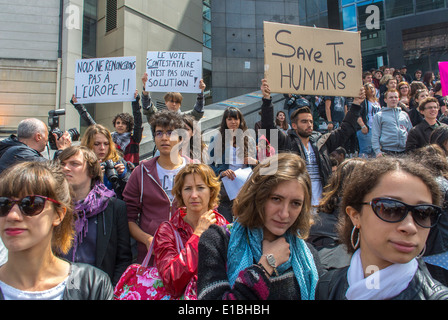 Paris, France, jeune femme dans une foule anti 'Front national' manifestation par un étudiant adolescent français, tenant des panneaux de protestation, rue, MANIFESTATION DE JEUNES, Banque D'Images