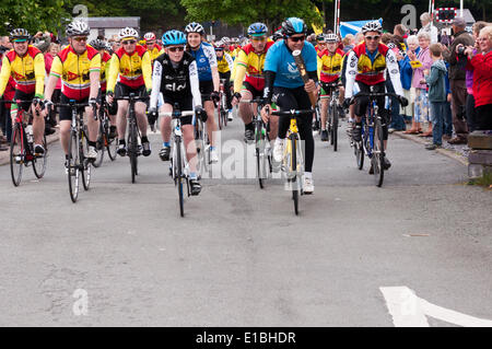 Gwynedd, Pays de Galles, Royaume-Uni. 29 mai, 2014. Le Queen's baton tenu par Monsieur Dave Brailsford (centre droit), l'achèvement de son voyage à Llanberis avec une équipe de coureurs locaux qui effectuent un cycle de Caernarfon, , dans le cadre de son relais voyage autour du Pays de Galles, avant l'ouverture des Jeux du Commonwealth à Glasgow Crédit : Michael Gibson/Alamy Live News Banque D'Images