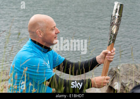 Gwynedd, Pays de Galles, Royaume-Uni. 29 mai, 2014. Le Queen's baton tenu par Monsieur Dave Brailsford par lac Padarn après qu'il avait monté avec elle par location de Caernarfon, dans le cadre de son relais voyage autour du Pays de Galles, avant l'ouverture des Jeux du Commonwealth à Glasgow Crédit : Michael Gibson/Alamy Live News Banque D'Images