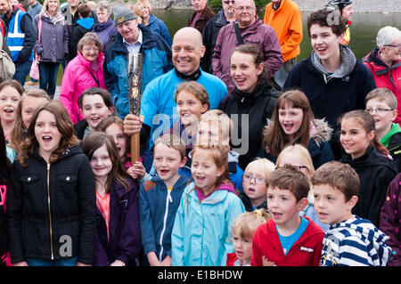 Gwynedd, Pays de Galles, Royaume-Uni. 29 mai, 2014. Monsieur Dave Brailsford (au centre, avec la Baton) et les enfants de Gwynedd célébrer l'arrivée du Queen's baton à Padarn Country Park, Gwynedd, dans le cadre de son relais voyage autour du Pays de Galles, avant l'ouverture des Jeux du Commonwealth à Glasgow. Monsieur Dave a grandi dans la région et est un fervent partisan d'initiatives locales de sport. Crédit : Michael Gibson/Alamy Live News Banque D'Images