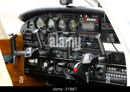 Commandes de vol d'une langue espagnole Piper PA-28 archer light aircraft aeroclub Ushuaia Argentine Banque D'Images