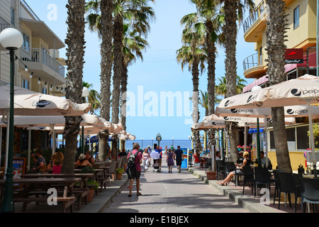 Rue bordée de palmiers sur la place principale, Buġibba, Saint Paul's Bay (San Pawl il-baħar), District Nord, République de Malte Banque D'Images