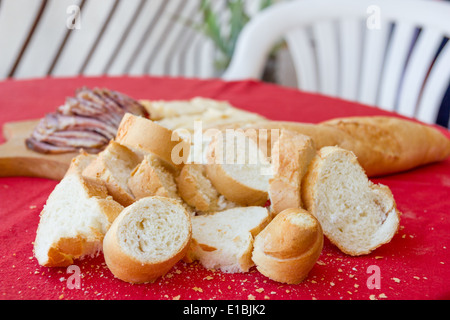 Tranches de jambon maison ​​Bread et délicieux sur la table Banque D'Images