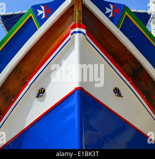 Proue colorée de luzzu traditionnel bateau, Saint Paul's Bay (San Pawl il-baħar), District Nord, République de Malte Banque D'Images