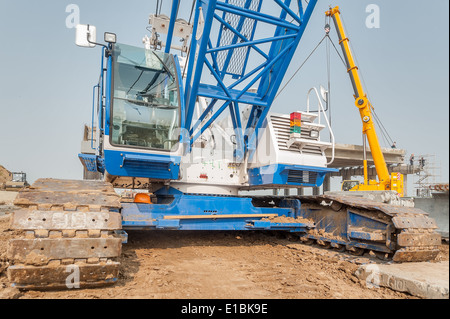 Grande grue sur le chantier de construction Banque D'Images