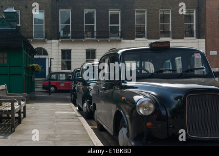 Les taxis noirs de Londres et Londres Cabmen's Shelter, London, UK Banque D'Images