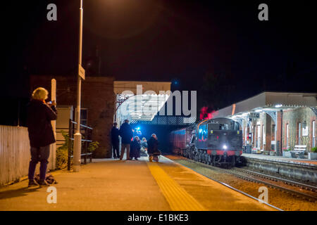 Norfolk, Royaume-Uni. 29 mai, 2014. Juste avant minuit, les amateurs de train spotters et la vapeur se rassemblent à la gare de Wymondham Norfolk pour l'arrivée de LMS Classe Jubilee 6P 4-6-0 no 45699 LMS Galatea Roal Scot Classe 7P 4-6-0 no 46115 Guardsman écossais classe LMS 8F 2-8-0 no 48151 sur la route de Bénodet à Dereham pour le week-end de gala à vapeur. Credit : Grands Gilbert/Alamy Live News Banque D'Images