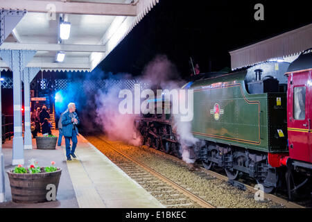 Norfolk, Royaume-Uni. 29 mai, 2014. Juste avant minuit, les amateurs de train spotters et la vapeur se rassemblent à la gare de Wymondham Norfolk pour l'arrivée de LMS Classe Jubilee 6P 4-6-0 no 45699 LMS Galatea Roal Scot Classe 7P 4-6-0 no 46115 Guardsman écossais classe LMS 8F 2-8-0 no 48151 sur la route de Bénodet à Dereham pour le week-end de gala à vapeur. Credit : Grands Gilbert/Alamy Live News Banque D'Images