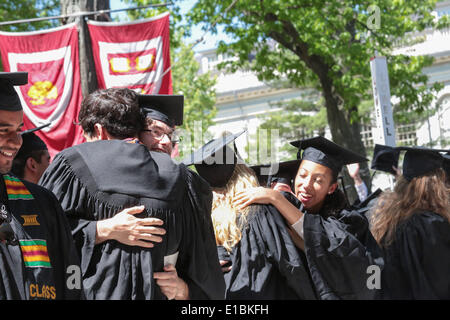 Cambridge, Massachusetts, USA. 29 mai, 2014. Remplir la foule et diplômés célébrer au cours de l'Université Harvard's 363e cérémonie à Cambridge, Massachusetts. Credit : Nicolaus Czarnecki/METRO Boston/ZUMAPRESS.com/Alamy Live News Banque D'Images