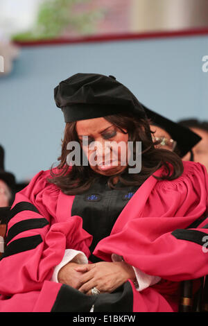 Cambridge, Massachusetts, USA. 29 mai, 2014. La chanteuse légendaire Aretha Franklin repose les yeux pendant l'Université d'Harvard's 363e cérémonie à Cambridge, Massachusetts. Franklin était parmi plusieurs invités qui ont reçu des diplômes honorifiques lors de l'ouverture. Credit : Nicolaus Czarnecki/METRO Boston/ZUMAPRESS.com/Alamy Live News Banque D'Images