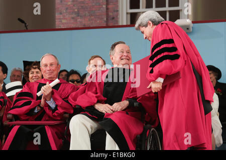 Cambridge, Massachusetts, USA. 29 mai, 2014. L'ancien président George H. W. Bush, centre, reçoit un doctorat honorifique en droit de Vice-président et secrétaire de l'Université de Harvard, au cours Marc Goodheart cérémonie de l'Université de Harvard à Cambridge, Massachusetts. Ancien maire de la ville de New York, Michael Bloomberg, à gauche, a également reçu un diplôme honorifique lors de la cérémonie. Credit : Nicolaus Czarnecki/METRO Boston/ZUMAPRESS.com/Alamy Live News Banque D'Images