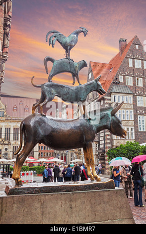 Célèbre statue représentant l'Âne, le chien, chat et coq de Grimm's célèbre conte de fées La Musiciens de Brême, Brême. Banque D'Images