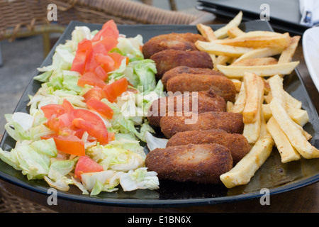 Croquettes de jambon espagnol avec salade et frites Banque D'Images