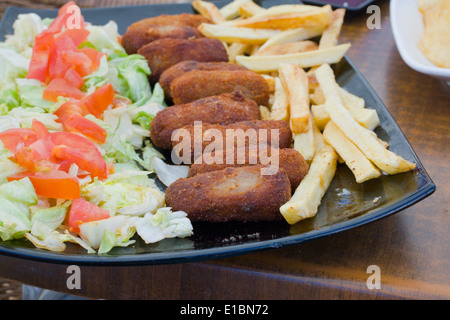 Croquettes de jambon espagnol avec salade et frites Banque D'Images