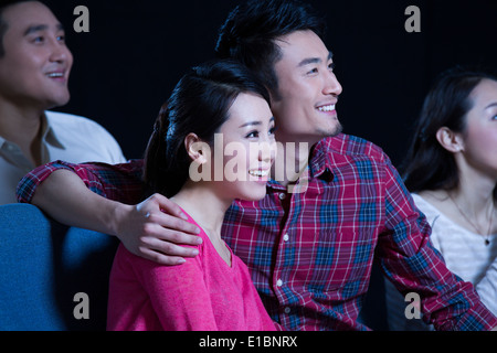 Jeune couple watching movie dans le cinéma Banque D'Images