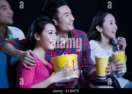 Jeune couple watching movie dans le cinéma Banque D'Images