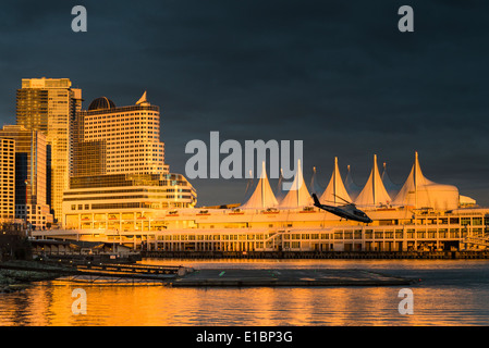 Tôt le matin, vol en hélicoptère près de l'hôtel Pan Pacific et au lever du soleil à la Place du Canada, Vancouver, Colombie-Britannique, Canada Banque D'Images