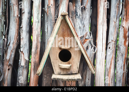 Maison d'oiseau en bois de nidification peu log Banque D'Images