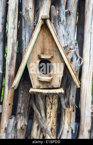 Maison d'oiseau en bois de nidification peu log Banque D'Images