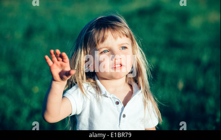 Little girl waving Banque D'Images