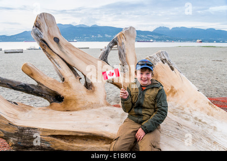 Garçon avec drapeau canadien, les banques espagnoles beach, Vancouver, British Columbia, Canada Banque D'Images