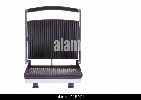 Low angle vue de face d'une presse à panini grill électrique ou en fonte avec plaques de téflon isolated on white Banque D'Images