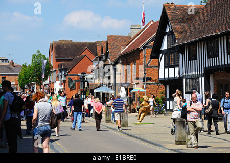 Les touristes le long de Henley Street (où est le lieu de naissance de Shakespeare), Stratford-Upon-Avon, England, UK. Banque D'Images