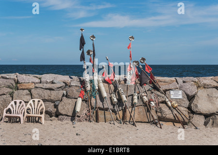 À la mole dans le port de Vitt sont des bouées de drapeaux rouges et noirs, Ruegen Island, Mecklembourg-Poméranie-Occidentale, Allemagne Banque D'Images