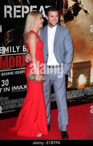 Londres, Royaume-Uni. 28 mai, 2014. Jonas Armstrong et Sammy Winward arrivant à la première de 'Bord de demain', au cinéma IMAX, Londres. 28/05/2014/photo © dpa alliance photo alliance/Alamy Live News Banque D'Images