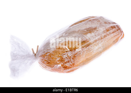 De pain et de pommes de terre fraîchement cuits au four à pain romarin scellés dans un sac en plastique pour maintenir la fraîcheur isolated on white Banque D'Images