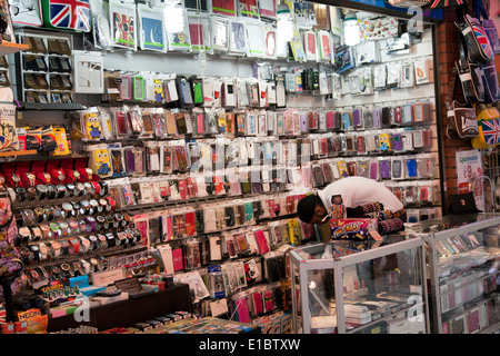 Vendeur d'accessoires de téléphonie mobile et de marchandises pour le Newport Tcr dans Soho Londres - Royaume-Uni Banque D'Images