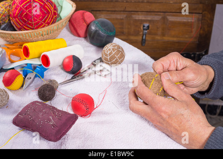 Les mains d'hommes traditionnels couture boules jai alai Banque D'Images